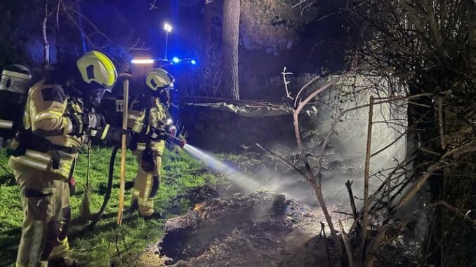 FW Alpen: Hecke in Vollbrand