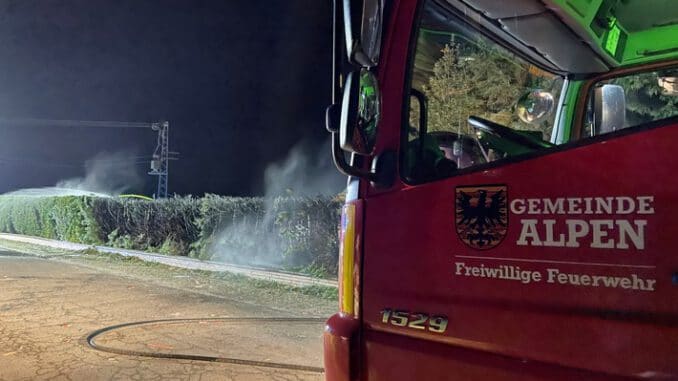 FW Alpen: Heckenbrand in der Silvesternacht
