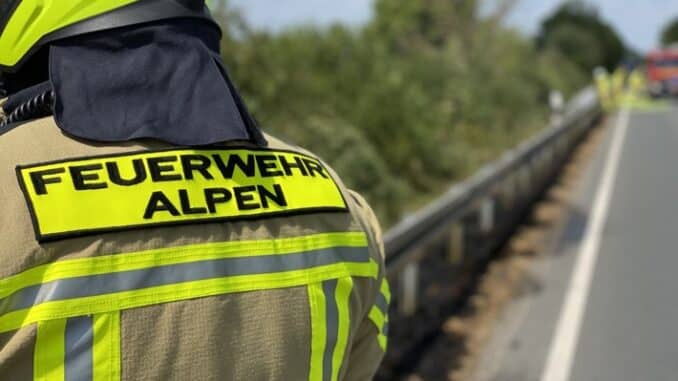 FW Alpen: Holzstrommast sorgt für zwei Alarmierungen