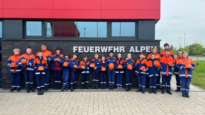FW Alpen: Jugendfeuerwehr legte erfolgreich die Jugendflamme Stufe 1 ab