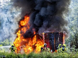 FW Alpen: Lkw mit Lithium-Ionen Akkus brennt auf der A57