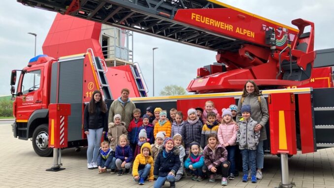 FW Alpen: &quot;Maxi-Kinder&quot; zu Besuch bei der Freiwilligen Feuerwehr in Alpen