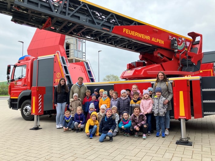 FW Alpen: &quot;Maxi-Kinder&quot; zu Besuch bei der Freiwilligen Feuerwehr in Alpen