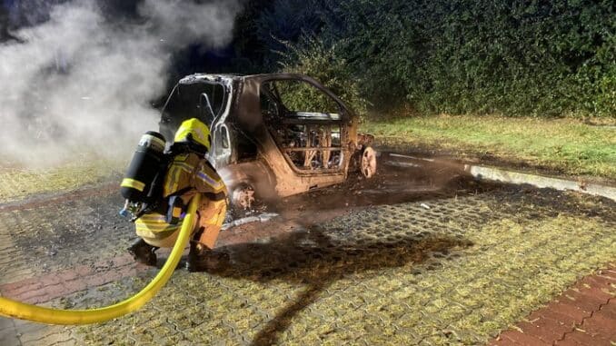 FW Alpen: Nächtliche Brandeinsätze für die Freiwillige Feuerwehr Alpen