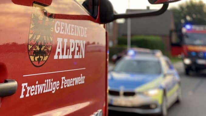 FW Alpen: Pferd in Anhänger gestürzt und eingeklemmt