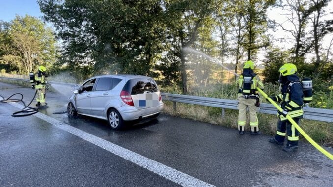 FW Alpen: Pkw-Brand auf der Autobahn 57