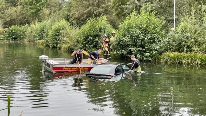 FW Alpen: Pkw fährt in Wasser, Fahrer konnte gerettet werden