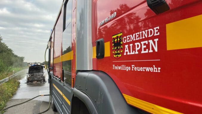 FW Alpen: Pkw in Vollbrand auf der A57