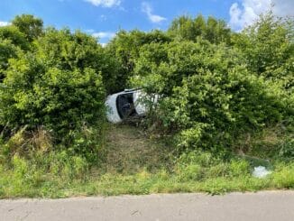 FW Alpen: Pkw liegt auf Fahrerseite im Gebüsch