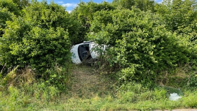 FW Alpen: Pkw liegt auf Fahrerseite im Gebüsch