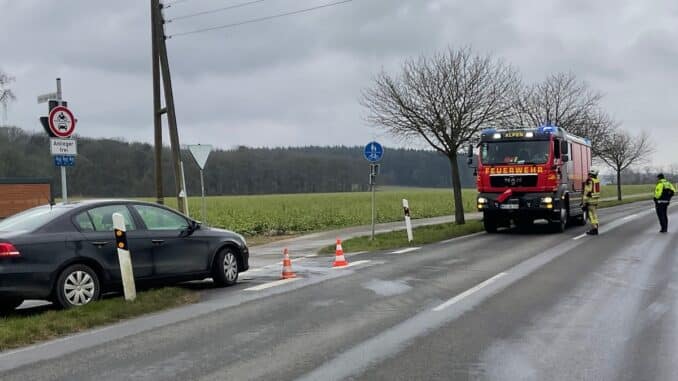 FW Alpen: Pkw mit Motorplatzer