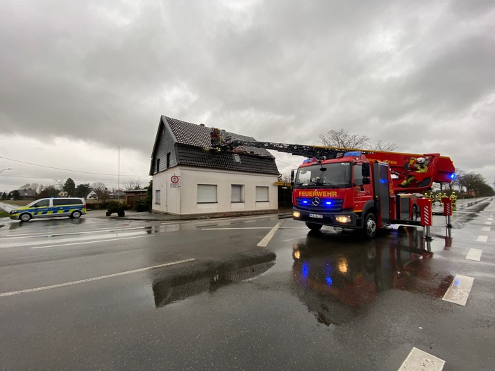 FW Alpen: Sturmschaden an der B57
