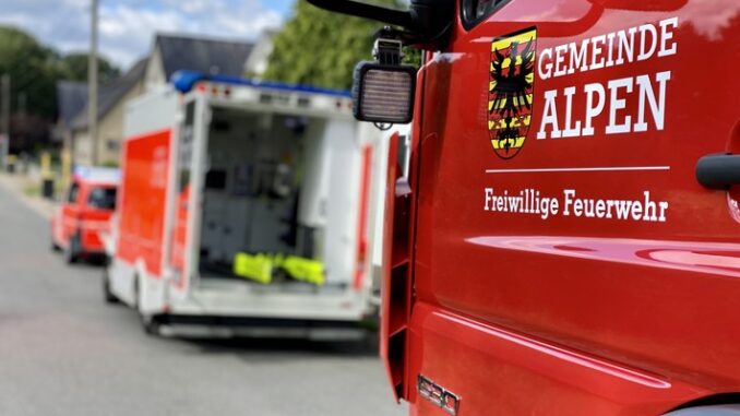 FW Alpen: Tragehilfe für den Rettungsdienst