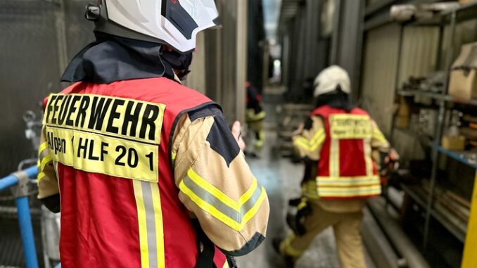 FW Alpen: Übung bei LEMKEN: Rettung eines verunglückten Arbeiters aus einer Grube