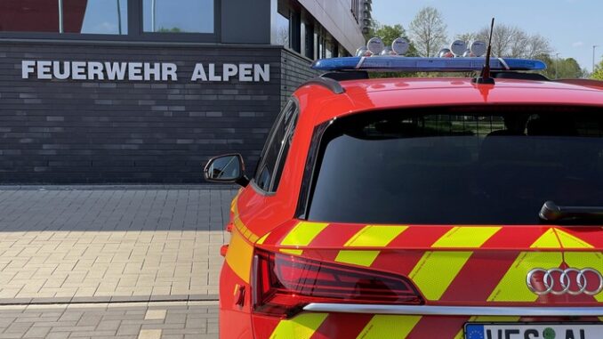 FW Alpen: Umgestürzter Baum auf der A57