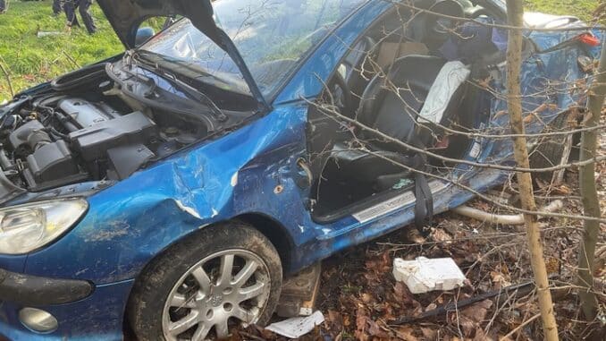 FW Alpen: Verkehrsunfall auf der A57 und paralleler Sturmschaden