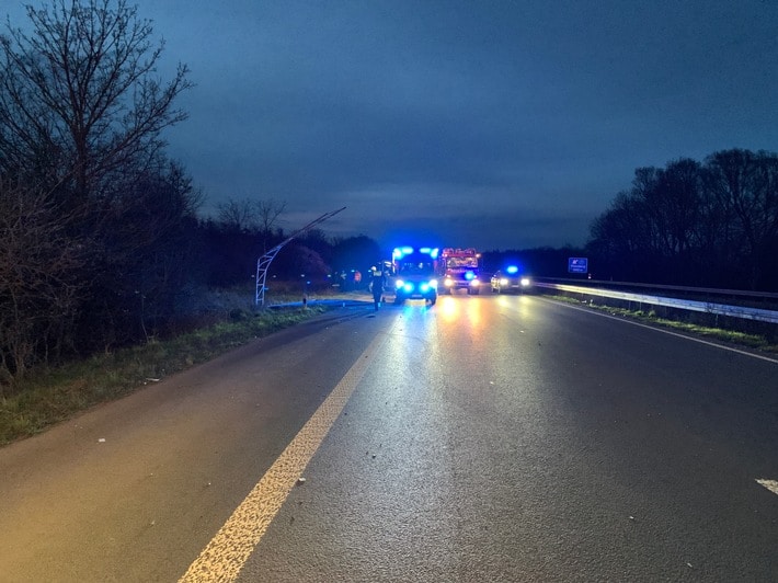 FW Alpen: Verkehrsunfall auf der A57