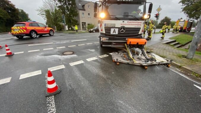 FW Alpen: Verkehrsunfall mit auslaufenden Betriebsmitteln