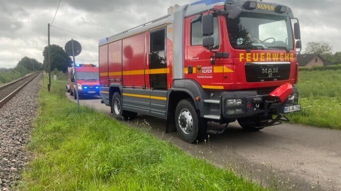 FW Alpen: Verkehrsunfall mit einem Personenzug