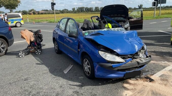 FW Alpen: Verkehrsunfall mit eingeklemmter Person