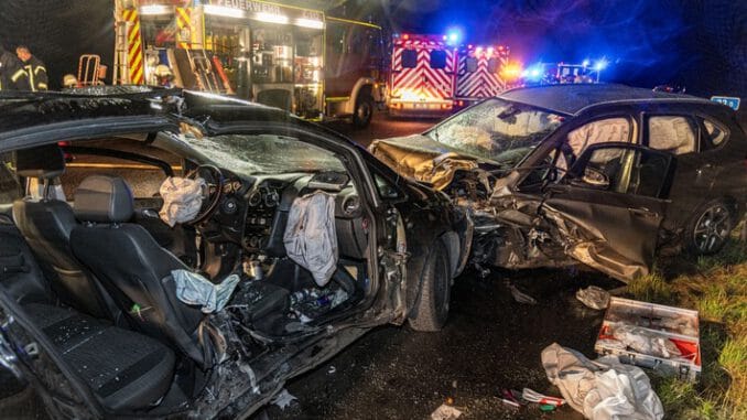 FW Alpen: Verkehrsunfall mit mehreren PKW auf der A57