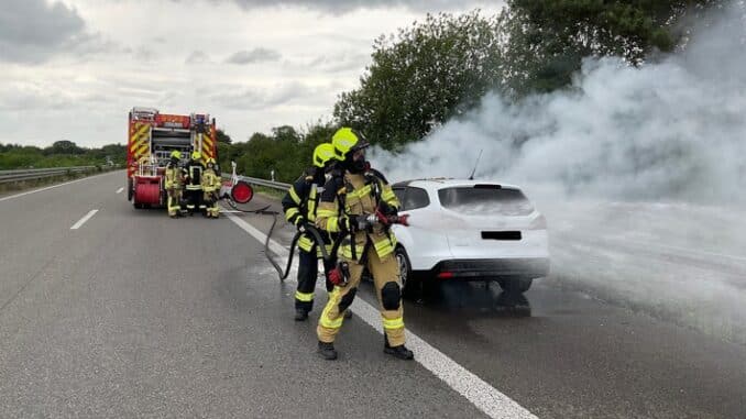 FW Alpen: Vollbrand eines Pkw auf der A57