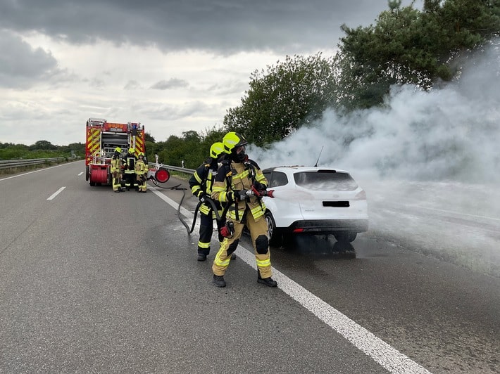 FW Alpen: Vollbrand eines Pkw auf der A57