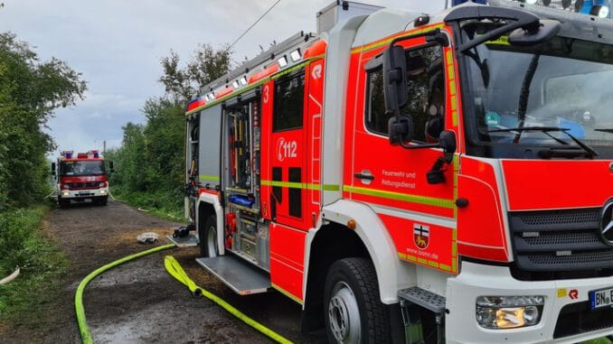 FW-BN: 1. Folgemeldung, Scheunenbrand auf einem Reiterhof