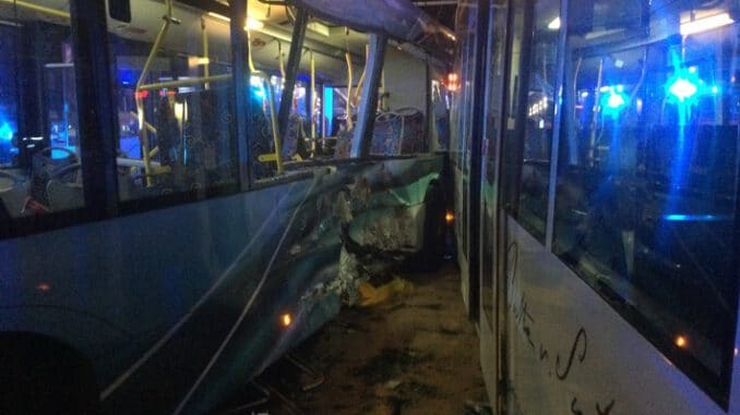 FW-BN: 6 Verletzte nach schwerem Verkehrsunfall zwischen Straßenbahn und Linienbus am Bertha-von-Suttner-Platz