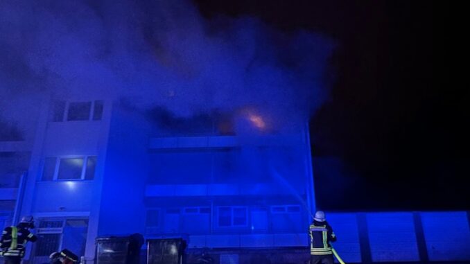 FW-BN: Ausgedehnter Wohnungsbrand in Bonner Weststadt, eine verletzte Person, aufwendige Löscharbeiten.