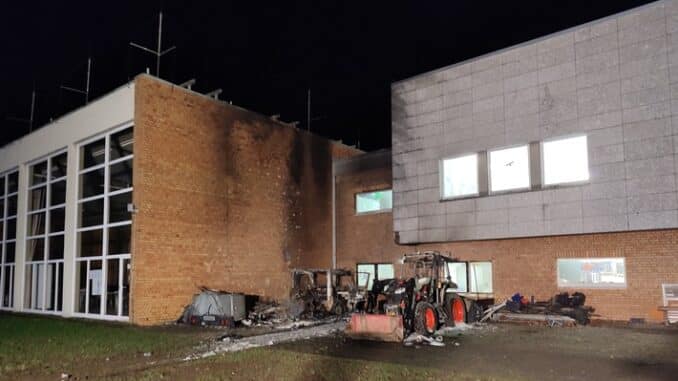 FW-BN: Brand am Sportplatz der Universität Bonn - Feuer zerstört drei Fahrzeuge und verursacht Gebäudeschaden