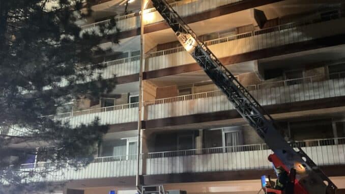 FW-BN: Brand auf Balkon in Mehrfamilienhaus in Bonn-Auerberg verläuft glimpflich