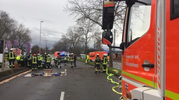 FW-BN: Elektroauto kollidiert mit Baum - vier verletzte Personen