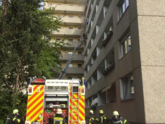 FW-BN: Ereignisreicher Vormittag für Feuerwehr und Rettungsdienst Bonn - Eingleisung einer Straßenbahn, Wohnungsbrand mit Menschenrettung und zahlreiche Rettungsdiensteinsätze