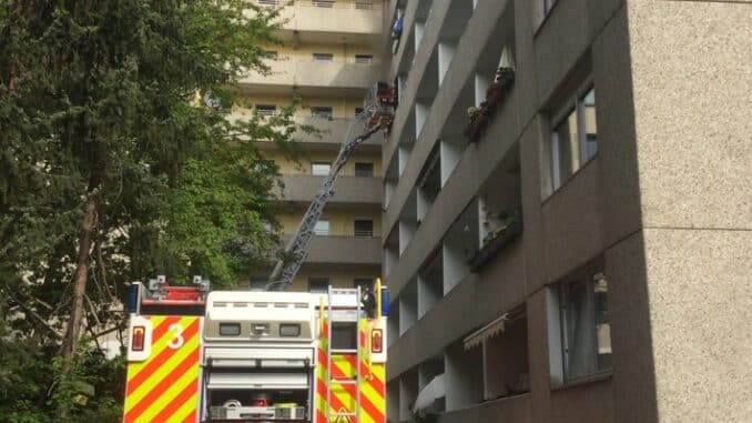 FW-BN: Ereignisreicher Vormittag für Feuerwehr und Rettungsdienst Bonn - Eingleisung einer Straßenbahn, Wohnungsbrand mit Menschenrettung und zahlreiche Rettungsdiensteinsätze