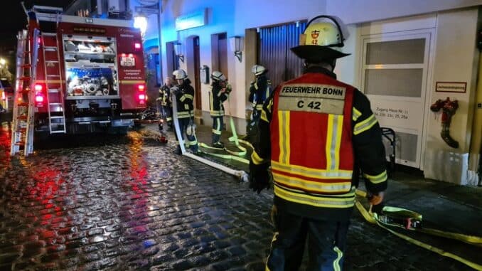 FW-BN: Feuer an einer Tiefgaragenzufahrt