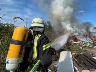 FW-BN: Feuer auf dem Gelände des ehemaligen Schlachthofes sowie Gasausströmung in Lengsdorf