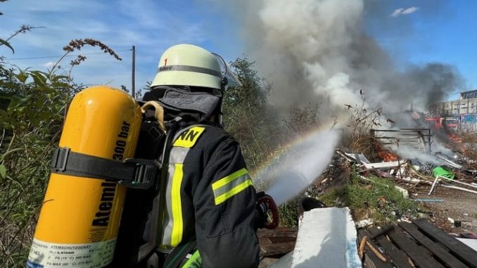FW-BN: Feuer auf dem Gelände des ehemaligen Schlachthofes sowie Gasausströmung in Lengsdorf