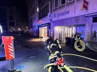 FW-BN: Feuer in einem Ladenlokal in der Bonner Innenstadt