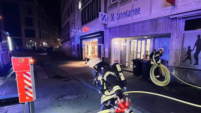 FW-BN: Feuer in einem Ladenlokal in der Bonner Innenstadt