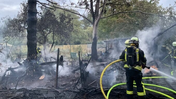 FW-BN: Feuer in einer Kleingartenanlage in Bonn Dransdorf