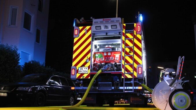 FW-BN: Feuer mit Menschenrettung in der Nacht
