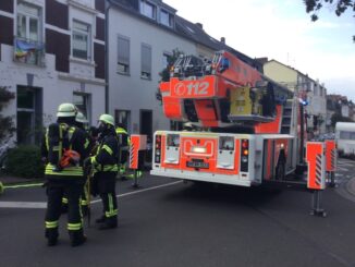 FW-BN: Feuer unter einer überbauten Terrasse, Feuerwehr verhindert Brandausbreitung auf Wohngebäude