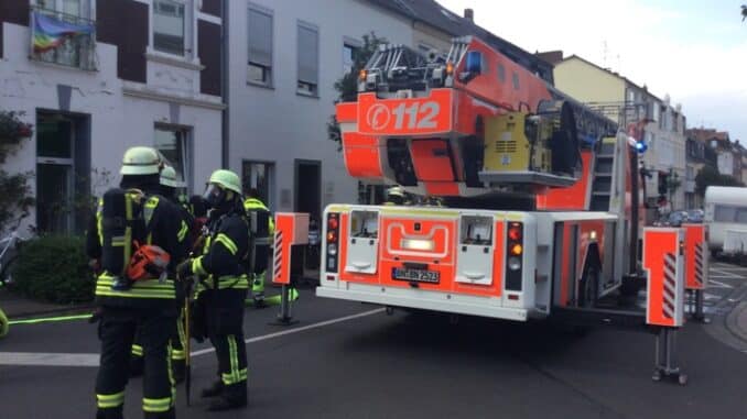 FW-BN: Feuer unter einer überbauten Terrasse, Feuerwehr verhindert Brandausbreitung auf Wohngebäude
