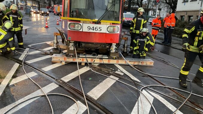 FW-BN: Feuerwehr hebt entgleiste Stadtbahn wieder zurück ins Gleisbett.