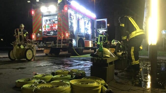 FW-BN: Feuerwehr löscht Balkonbrand mit Gartenschlauch
