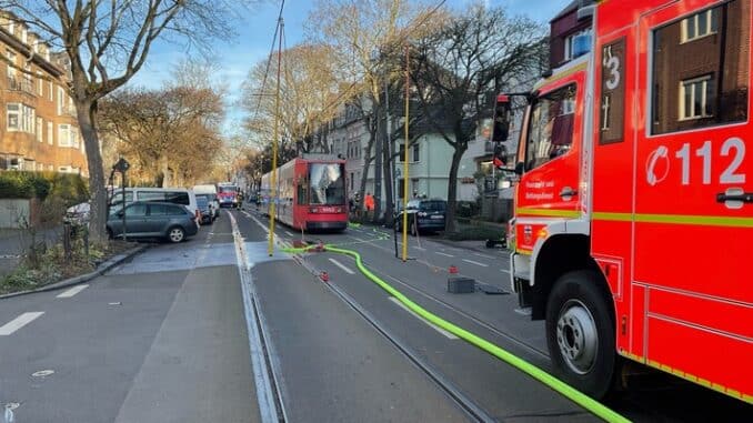 FW-BN: Feuerwehr löscht brennende Straßenbahn