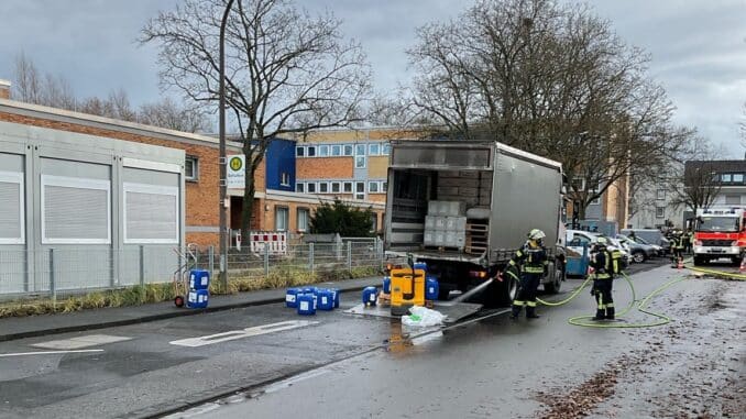 FW-BN: Gefahrstoffaustritt aus einem LKW