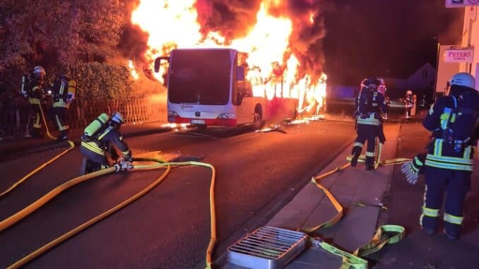 FW-BN: Gelenkbus an Haltestelle vollständig ausgebrannt - keine Verletzten
