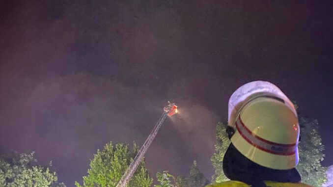 FW-BN-Grossbrand-beschaedigt-Turnhalle-in-Tannenbusch.jpeg FW-BN: Großbrand beschädigt Turnhalle in Tannenbusch